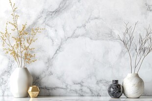 大理石背景的雅致花瓶摆件