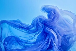 蓝色飘纱舞动梦幻瞬间