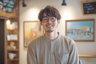 微笑的男士于温馨室内场景