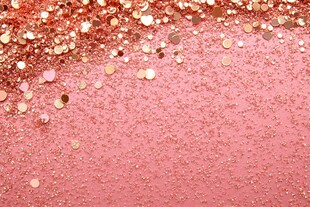 粉色闪光背景上的金箔碎片