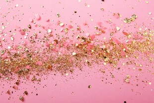 粉色背景上的金粉与花瓣