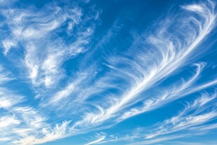 梦幻蓝天飘着丝状云彩