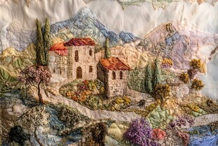 刺绣中的山间乡村美景