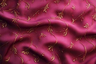 玫红底金线刺绣丝绸面料