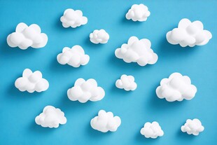 蓝色背景上的立体仿真云朵