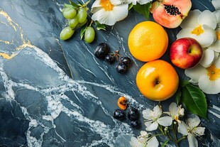大理石上多彩水果与花卉