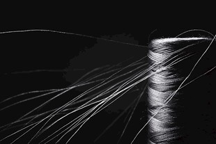 黑色背景下的丝线特写