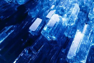 蓝色晶莹冰块特写