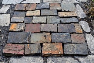 多彩石板铺就别致地面