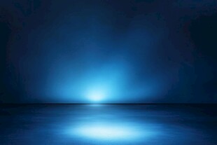 蓝色暗光下的神秘空旷场景