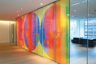 彩色艺术玻璃墙装饰空间