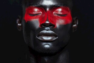 黑色肌肤上的红色艺术妆容