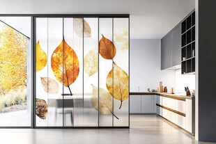 秋叶图案玻璃隔断厨房空间
