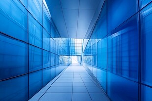 蓝色玻璃建筑内的狭长通道