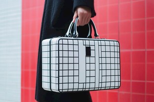 时尚格纹手提包特写