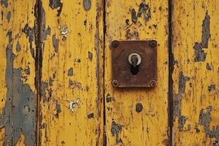 老旧黄木门上的生锈锁孔