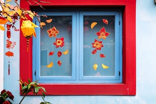 喜庆窗花装点蓝色窗户