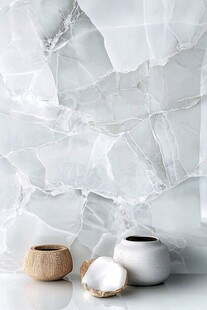 大理石背景下的简约摆件