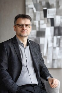 商务男士端坐室内肖像照