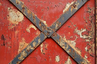 老旧红铁门的斑驳纹理