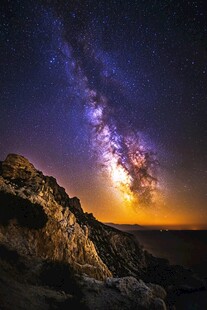 夜空下的壮丽星河与岩景