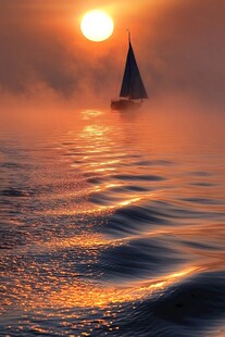 海上日落时的孤帆美景