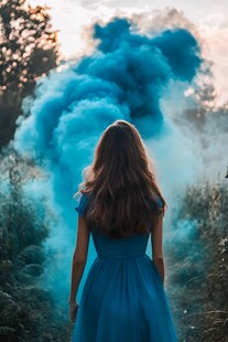蓝裙女子置身梦幻烟雾中