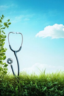 草地上的听诊器与绿植