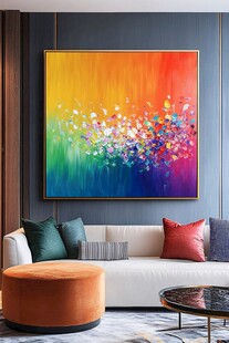 多彩挂画点亮温馨客厅空间