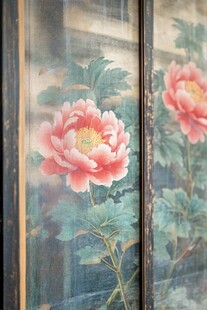 中式窗上的牡丹花卉画
