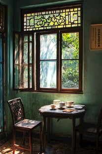 古雅茶室窗边的静谧时光