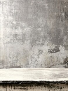 灰白水泥墙前的空台面