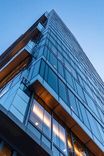 现代摩天大楼的玻璃外观