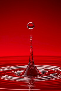 红色水滴坠落瞬间之美