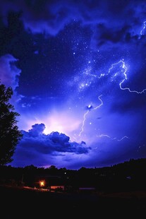 夜空中的闪电与繁星