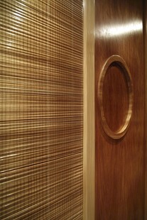 木质墙面与竹帘的雅致搭配