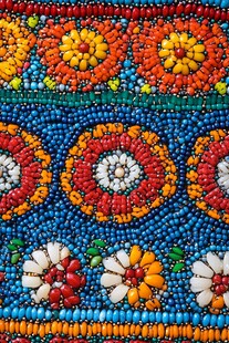 多彩串珠编织花卉图案