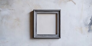 灰色空相框挂于粗糙墙面