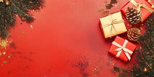圣诞礼物与松枝喜庆场景
