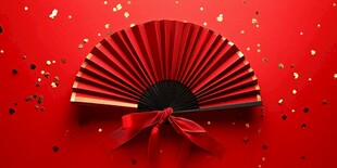 红色折扇配彩带金屑装饰