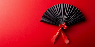 红底黑折扇配红丝带