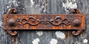 古老铁艺锈迹门饰细节