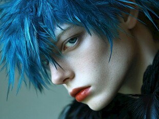 蓝发个性少女时尚特写