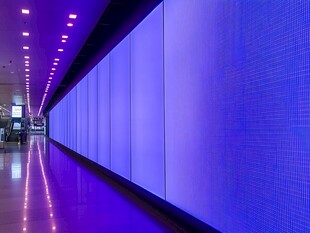 紫色光效的科技感长廊
