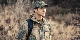 迷彩男子户外帅气英姿