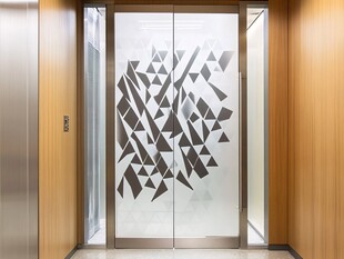 现代电梯门的几何图案设计