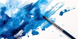蓝色水彩笔触与画笔特写