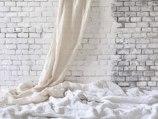 白砖墙前垂落的柔软织物