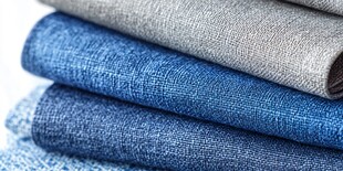 堆叠的多款牛仔及棉质布料