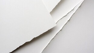 撕裂的白色纸张特写
